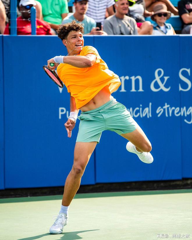 他必须在海 他必须在海